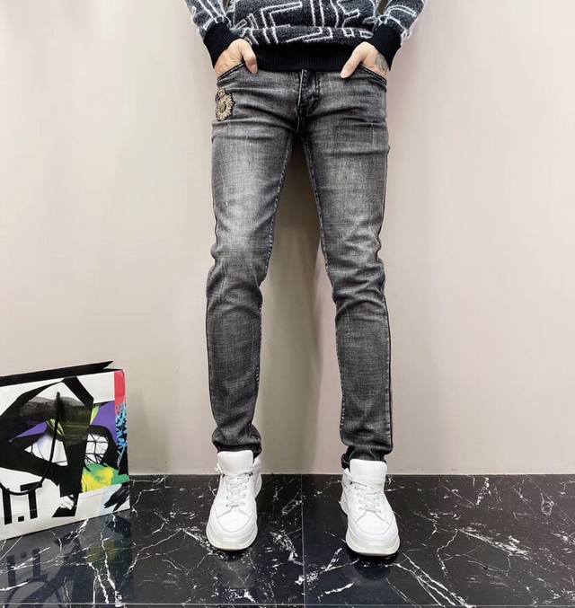 原单牛仔裤范思哲顶级进口原版牛仔裤 原版重工打造，精工刺绣贴标，原版五金辅料。专柜定制牛仔面料，弹力超好。完全对版专柜，欢迎专柜试穿后再购买，好货不怕比。码数：