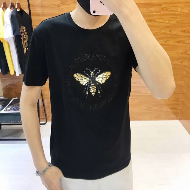 D-G 春夏最新款男士短袖T恤 官网同步 高端品质 简洁时尚定制欧洲进口双丝光棉面料 手感柔软细腻 穿着亲肤舒适 胸前立体刺绣Logo图案设计 百搭休闲 上身非