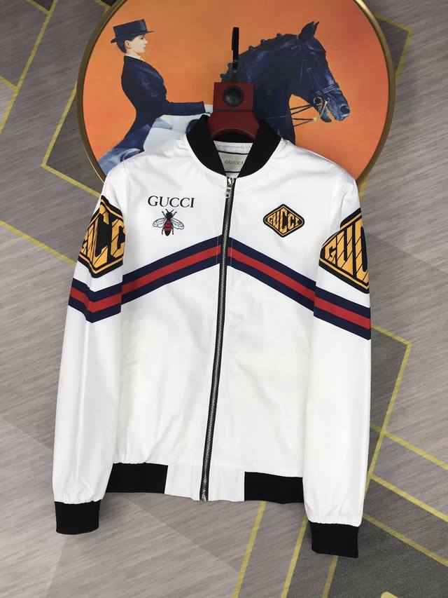 古奇 原单精品2680春夏新款，专柜即将上架。帅酷爆款风衣夹克外套 时尚都市款 特供面料都是英国进口的超薄聚酯纤维纤维面料 淡淡光泽 质感独特 手感柔嫩顺滑；极