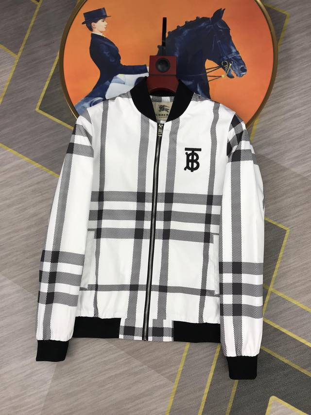 巴宝莉 原单精品2680春夏新款，专柜即将上架。帅酷爆款风衣夹克外套 时尚都市款 特供面料都是英国进口的超薄聚酯纤维纤维面料 淡淡光泽 质感独特 手感柔嫩顺滑；