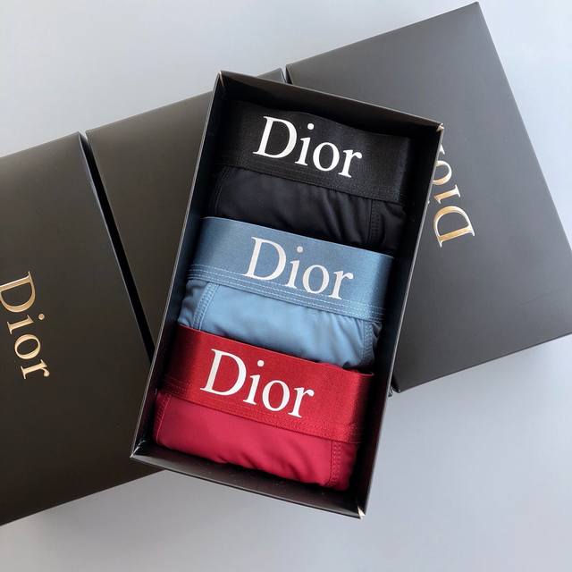 Dior 迪奥 经典系列 轻薄透设计，采用进口轻薄冰丝 轻薄透气丝滑 无痕裁剪 穿着无束缚感 触感柔软亲肤，细柔透气，线条流畅，亲肤舒适如第二层肌肤，三条一盒装