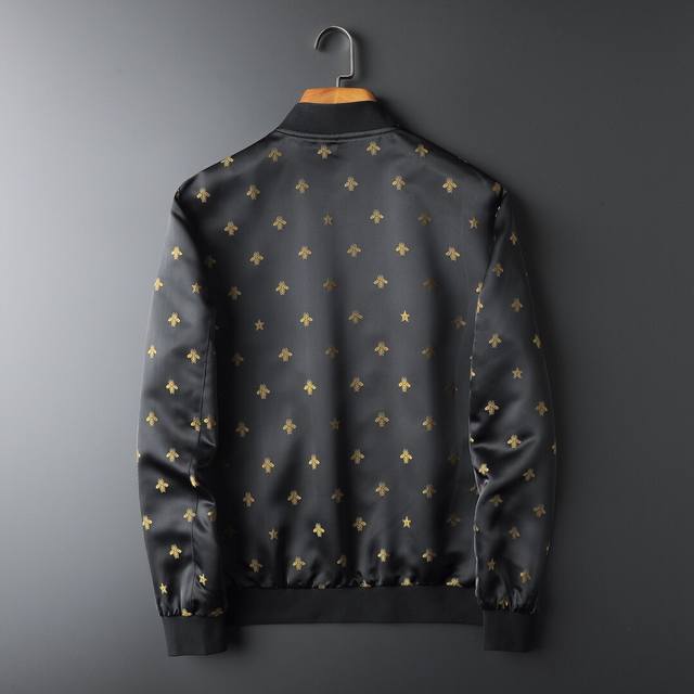 古奇 支持一件代发 2680春季新款专柜原单夹克 高标准定制 上身非常有型 经典百搭 客供五金 每个拉链头都有独特Logo 冬季任何时装都可以搭配　真正的顶级原