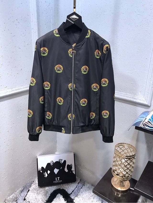 支持顺丰代发！新品！官网最新款 Burberry 巴宝莉 春款官网最新款夹克外套，秀场新品，官网专柜有售，原单狠货，品相非常完美，意大利进口面料，色泽饱满诱人，