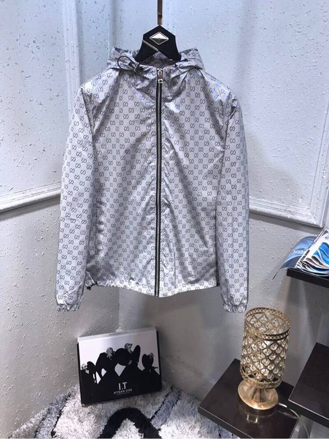 支持顺丰代发！新品！官网最新款 Gucci 古奇 春款官网最新款夹克外套，秀场新品，官网专柜有售，原单狠货，品相非常完美，意大利进口面料，色泽饱满诱人，最新设计