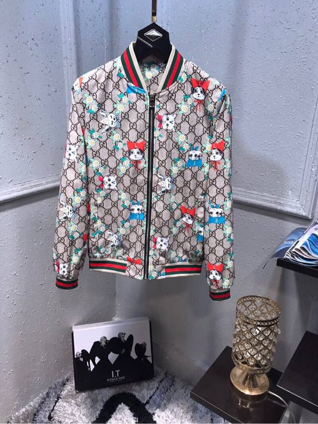 支持顺丰代发！新品！官网最新款 Gucci 古奇 春款官网最新款夹克外套，秀场新品，官网专柜有售，原单狠货，品相非常完美，意大利进口面料，色泽饱满诱人，最新设计