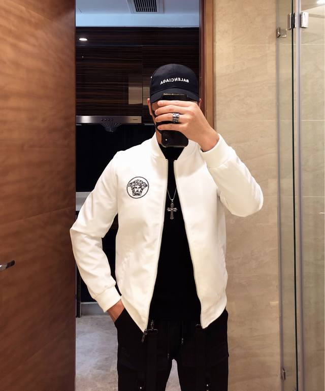 现货代发 Versace 范思哲 春季新款夹克外套，秀场新品品相非常完美，专柜面料，色泽饱满诱人，非常出彩的设计，轻松将时髦感进阶，做工极为考究严谨，走线工整细