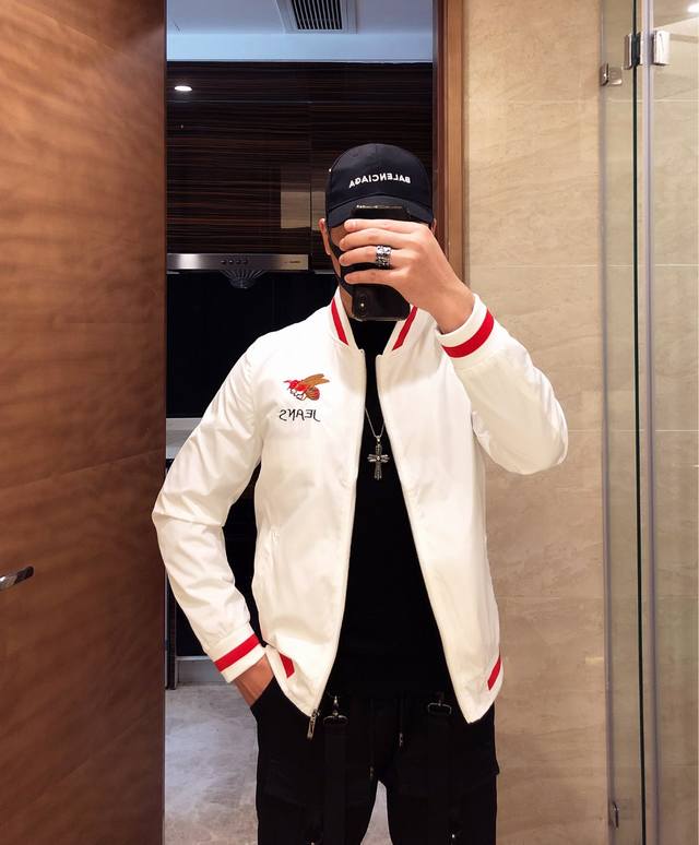 现货代发 Gucci古奇 春季新款夹克外套，秀场新品品相非常完美，专柜面料，色泽饱满诱人，非常出彩的设计，轻松将时髦感进阶，做工极为考究严谨，走线工整细致！大牌