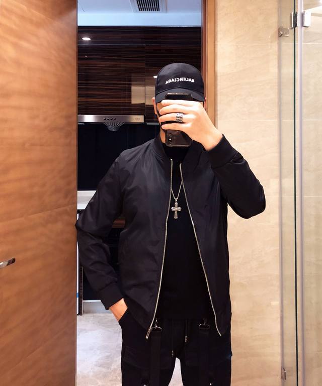 现货代发 Kenzo 春季新款夹克外套，秀场新品品相非常完美，专柜面料，色泽饱满诱人，非常出彩的设计，轻松将时髦感进阶，做工极为考究严谨，走线工整细致！大牌设计