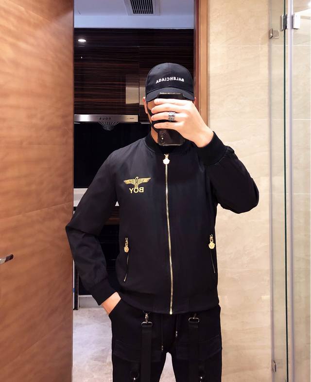 现货代发 Boy 春季新款夹克外套，秀场新品品相非常完美，专柜面料，色泽饱满诱人，非常出彩的设计，轻松将时髦感进阶，做工极为考究严谨，走线工整细致！大牌设计师巨