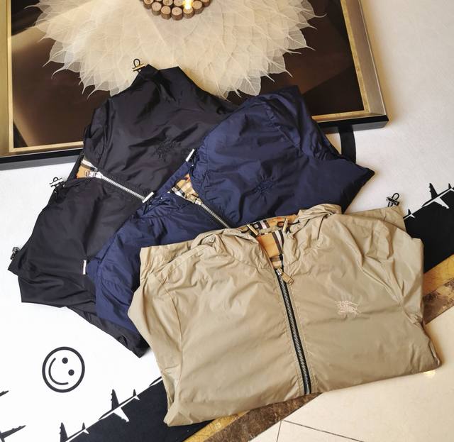 早春系列 男士连帽风衣夹克 时尚奢华单品设计，防风记忆免烫抗皱聚酯纤维面料 搭配高清刺绣Logo工艺 更加时尚有感觉 高标准定制 上身非常有型，客供辅料，任何时