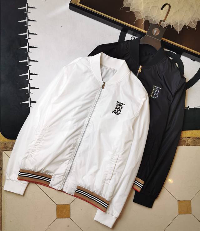 早春系列 男士风衣夹克 时尚奢华单品设计，防风记忆免烫抗皱聚酯纤维面料 搭配高清贴布烧花工艺 更加时尚有感觉 高标准定制 上身非常有型，客供辅料，任何时装都可以