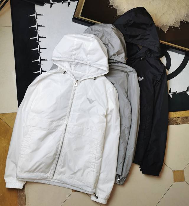 早春系列 男士连帽风衣夹克 时尚奢华单品设计，防风记忆免烫抗皱聚酯纤维面料 搭配高清刺绣烧花工艺 更加时尚有感觉 高标准定制 上身非常有型，客供辅料，任何时装都