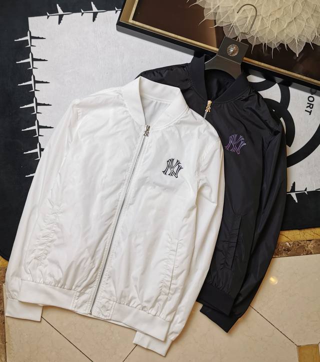 早春系列 男士风衣夹克 时尚奢华单品设计，防风记忆免烫抗皱聚酯纤维面料 搭配高清烧花工艺 更加时尚有感觉 高标准定制 上身非常有型，客供辅料，任何时装都可以搭配