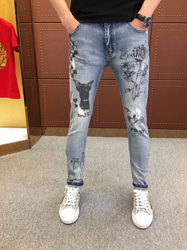 Dolce&Gabbana 杜嘉班纳： 春夏新品发售牛仔，专柜官网同步发售。代购级别牛货，经典丹宁牛仔布！裤身工艺直喷玫瑰设计，时尚有型、型男必备！原版1比1，