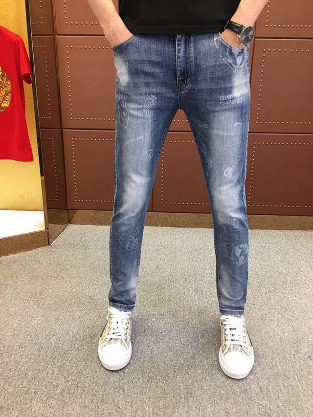 Thom Browne Tb汤姆布朗： 春夏新品发售牛仔，专柜官网同步发售。代购级别牛货，经典丹宁牛仔布！裤身工艺直喷小鸟设计，时尚有型、型男必备！原版1比1，