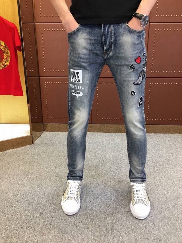 Supreme Sup潮牌： 春夏新品发售牛仔，专柜官网同步发售。代购级别牛货，经典丹宁牛仔布！裤身工艺刺绣仙鹤设计，时尚有型、型男必备！原版1比1，完美无缺、