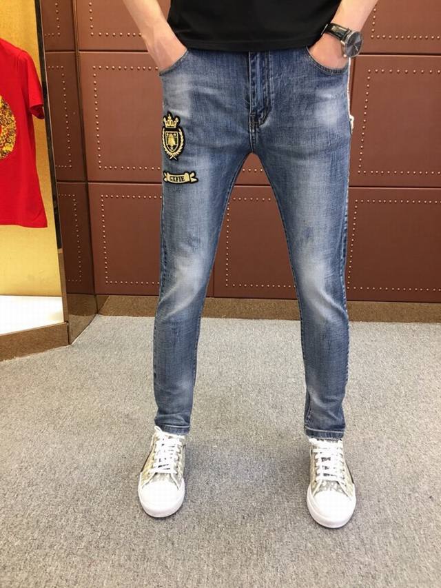 Dolce&Gabbana 杜嘉班纳： 春夏新品发售牛仔，专柜官网同步发售。代购级别牛货，经典丹宁牛仔布！裤身工艺刺绣小蜜蜂设计，时尚有型、型男必备！原版1比1