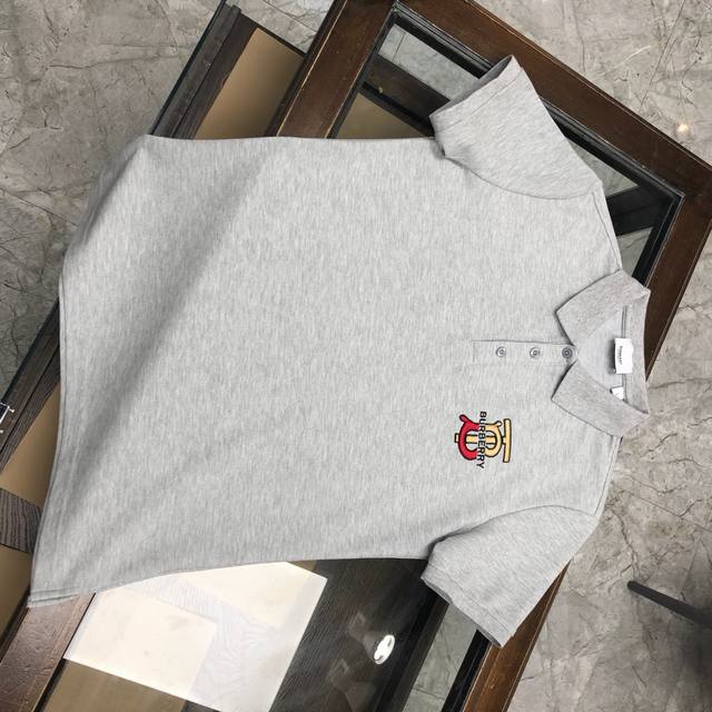 现货代发 Burberry 巴宝莉 春夏系列新款 polo衫 胸口经点Logo 休闲时尚风。定制珠地双丝光面料 百搭透气舒适 最高版本 颜色：黑，白， 灰 码数