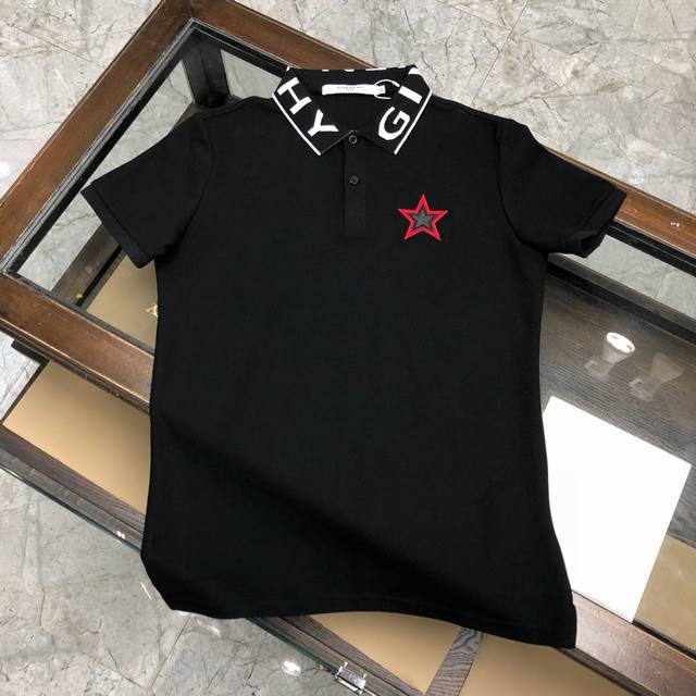现货代发 #Givenchy纪梵希 春夏系列新款 pool 衫。反领款，订制珠地双丝光面料，舒适透气。前胸五角星Golo，时尚有个性！颜色：黑色.白色，红色。尺
