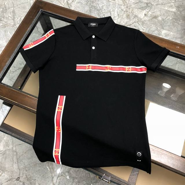 现货代发 Fendi 芬迪 春夏系列新款 polo衫 定制珠地双丝光面料 百搭透气舒适 最高版本 黑白两色 码数：M L Xl Xxl Xxxl
