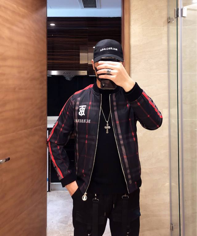 支持退换到明年 Burberry巴宝莉 春季新款夹克外套，秀场新品品相非常完美，专柜面料，色泽饱满诱人，非常出彩的设计，轻松将时髦感进阶，做工极为考究严谨，走线