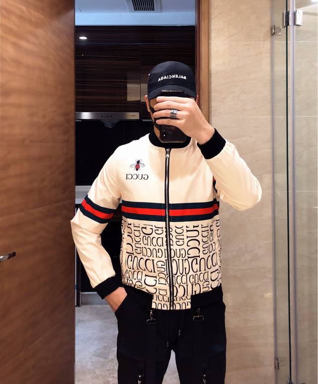 支持退换到明年 Gucci古奇 春季新款夹克外套，秀场新品品相非常完美，专柜面料，色泽饱满诱人，非常出彩的设计，轻松将时髦感进阶，做工极为考究严谨，走线工整细致