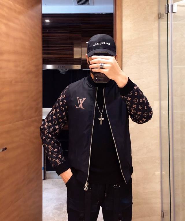 支持退换到明年 Lv路易威登 春季新款夹克外套，秀场新品品相非常完美，专柜面料，色泽饱满诱人，非常出彩的设计，轻松将时髦感进阶，做工极为考究严谨，走线工整细致！