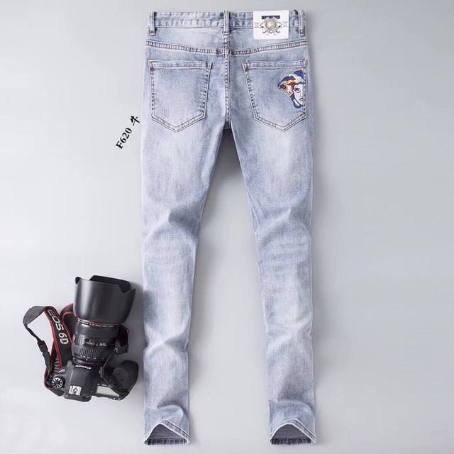 范思哲 小脚牛仔裤身穿着非常舒适 低调不失奢华 穿出去非常有档次,裤型款式和裁剪亦无需多言 上身，精致跃然.真正一等一顶级质料 真正殿堂级的休闲裤,选用土耳其的