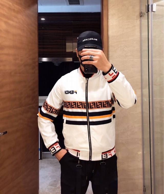 支持退换到明年 芬迪 春季新款夹克外套，秀场新品品相非常完美，专柜面料，色泽饱满诱人，非常出彩的设计，轻松将时髦感进阶，做工极为考究严谨，走线工整细致！大牌设计