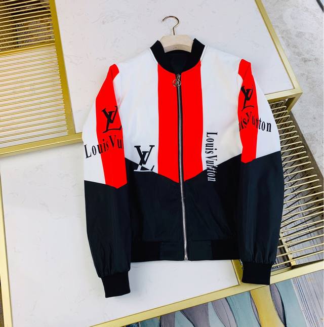 现货秒发 新品Lv路易威登 春季新款夹克外套，品相非常完美，专柜面料，色泽饱满诱人，非常出彩的设计，轻松将时髦感进阶，做工极为考究严谨，走线工整细致！大牌设计师