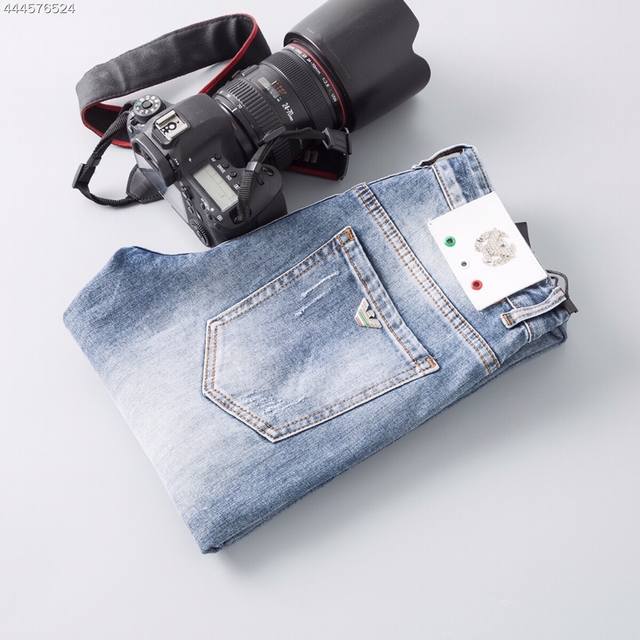 2680早春新款牛仔裤 货号：N611 品牌：Armani 阿玛尼 颜色：蓝色 尺码：28-38 无35 37 介绍： 年秋冬新款原单牛仔裤！意大利奢侈品男士牛