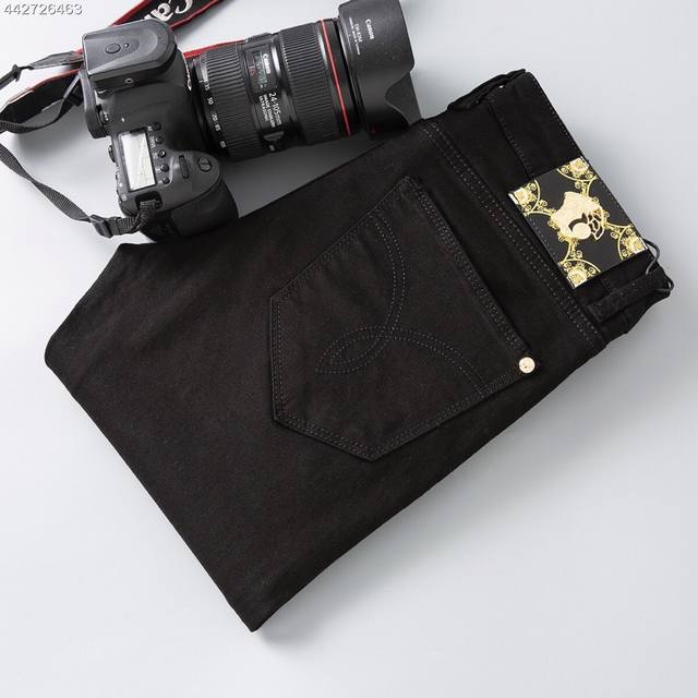 2680早春新款牛仔裤 货号：N651- 品牌：Versace 范思哲 颜色：黑色 尺码：28-38 无35 37 介绍： 年秋冬新款原单牛仔裤！意大利奢侈品男