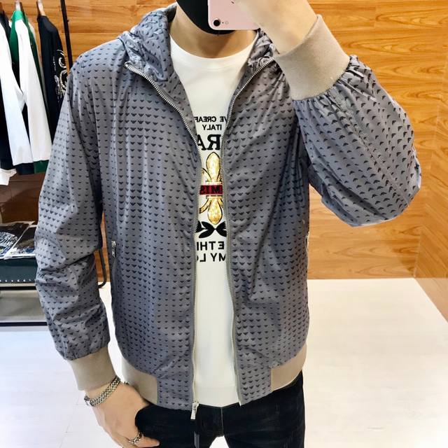 A**Ani 阿玛*尼 新款秋冬男士连帽风衣外套 官网同步发布 原单牛货 面料采用原版聚酯纤维防风保暖设计 高清数码印花字母Logo图案 袖口罗纹针织面料 大师