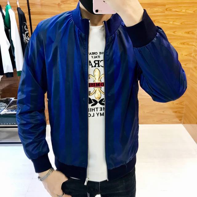 Fd 芬*迪 新款秋冬男士风衣夹克外套 官网同步发布 撞色条纹系列 原单牛货 面料采用原版聚酯纤维防风防水设计 袖口罗纹针织面料 大师级剪裁！手感柔软细腻 上身