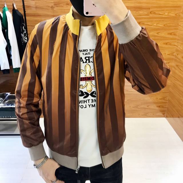 Fd 芬*迪 新款秋冬男士风衣夹克外套 官网同步发布 渐变色撞色条纹系列 原单牛货 面料采用原版聚酯纤维防风防水设计 袖口罗纹针织面料 大师级剪裁！手感柔软细腻