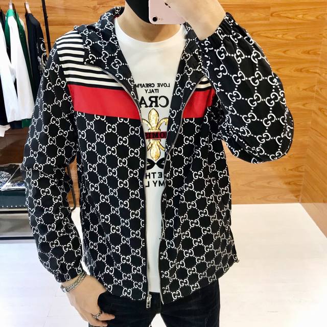 G**Ci 古齐 新款秋冬男士连帽风衣外套 官网同步发布 原单牛货 面料采用原版聚酯纤维防风保暖设计 高清数码印花字母Logo图案 袖口罗纹针织面料 大师级剪裁