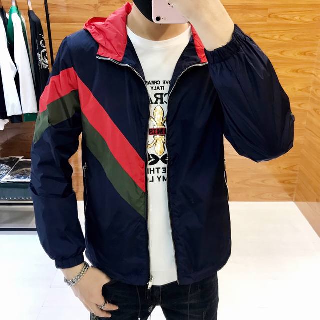 G**Ci 古齐 新款秋冬男士连帽风衣外套 官网同步发布 撞色系列 原单牛货 面料采用原版聚酯纤维防风保暖设计 袖上绣Logo标设计 大师级剪裁！手感柔软细腻