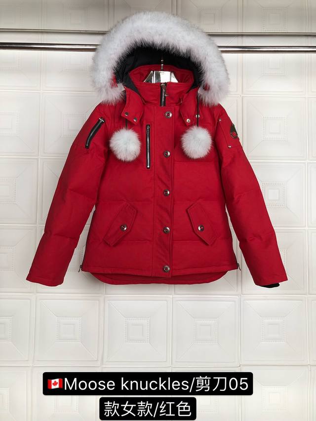 男款05款女款 款式：Moose Knuckles 剪刀 颜色:红色 Moose Knuckles创始人家族从1921年开始生产羽绒服.并与2007年在加拿大多