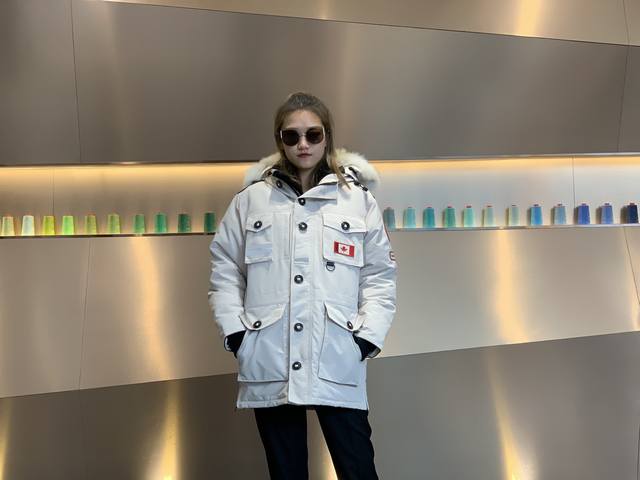 Canada Gooes 周年款 : 米白色 男女款 高端级:650貉毛 780狼毛 工厂p直供:供应全球代购.微商.实体.天猫.高端档口以及工作室合作，可免费