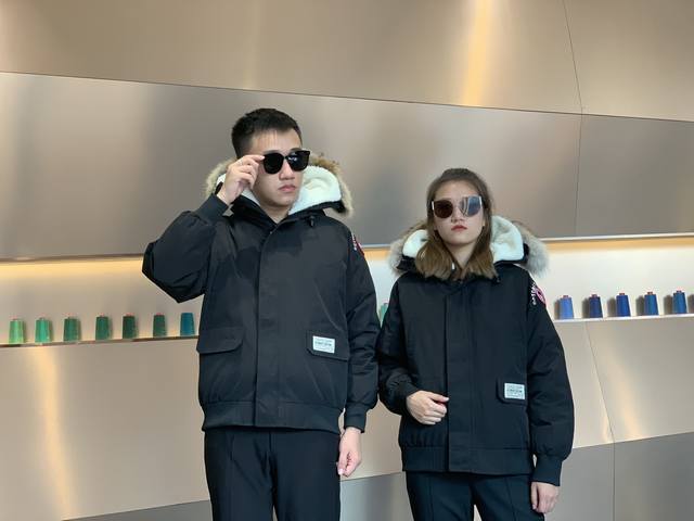 Canada Gooes 001款 : 黑色 男女款 高端级: 狼毛 工厂p直供:供应全球代购.微商.实体.天猫.高端档口以及工作室合作，可免费代发！ 加拿大鹅
