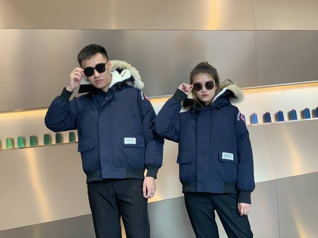 Canada Gooes 001款 : 藏兰色 男女款 高端级: 狼毛 工厂p直供:供应全球代购.微商.实体.天猫.高端档口以及工作室合作，可免费代发！ 加拿大