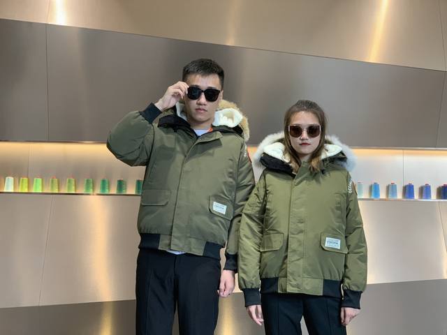 Canada Gooes 001款 : 军绿色 男女款 高端级: 狼毛 工厂p直供:供应全球代购.微商.实体.天猫.高端档口以及工作室合作，可免费代发！ 加拿大