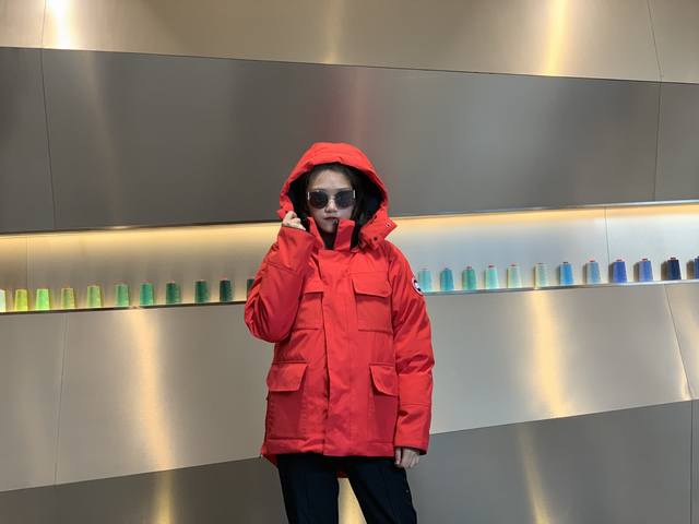 Canada Gooes 26款 : 红色 男女款 高端级: 工厂p直供:供应全球代购.微商.实体.天猫.高端档口以及工作室合作，可免费代发！ 加拿大鹅Mait