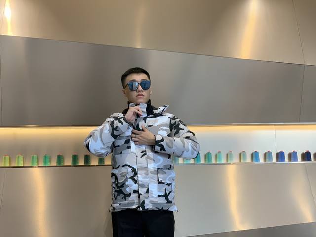 Canada Gooes 26款 : 白迷彩 男女款 高端级: 工厂p直供:供应全球代购.微商.实体.天猫.高端档口以及工作室合作，可免费代发！ 加拿大鹅Mai