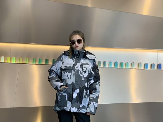 Canada Gooes 26款 : 灰迷彩 男女款 高端级: 工厂p直供:供应全球代购.微商.实体.天猫.高端档口以及工作室合作，可免费代发！ 加拿大鹅Mai