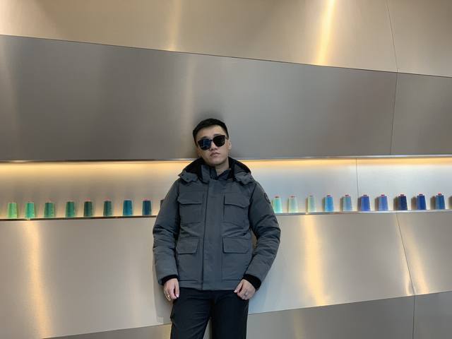 Canada Gooes 26款 : 铁灰色 男女款 高端级: 工厂p直供:供应全球代购.微商.实体.天猫.高端档口以及工作室合作，可免费代发！ 加拿大鹅Mai