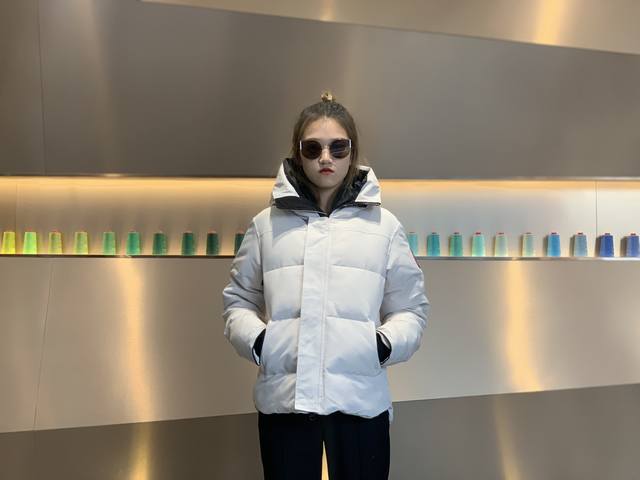 Canada Gooes 17款 : 米白色 男女款 中端级: 工厂p直供:供应全球代购.微商.实体.天猫.高端档口以及工作室合作，可免费代发！ 加拿大鹅Mac