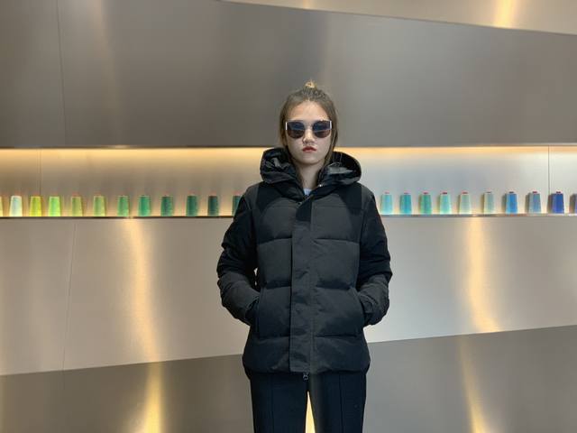 Canada Gooes 17款 : 黑色 男女款 中端级: 工厂p直供:供应全球代购.微商.实体.天猫.高端档口以及工作室合作，可免费代发！ 加拿大鹅Macm