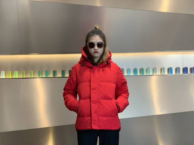 Canada Gooes 17款 : 红色 男女款 中端级: 工厂p直供:供应全球代购.微商.实体.天猫.高端档口以及工作室合作，可免费代发！ 加拿大鹅Macm