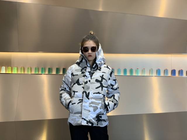 Canada Gooes 17款 : 白迷彩 男女款 中端级: 工厂p直供:供应全球代购.微商.实体.天猫.高端档口以及工作室合作，可免费代发！ 加拿大鹅Mac